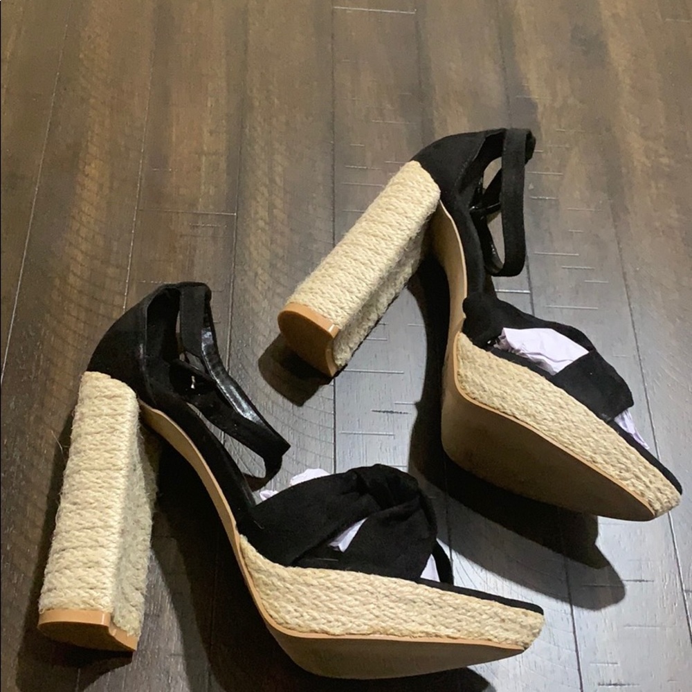 Underestimated healed sandals - black